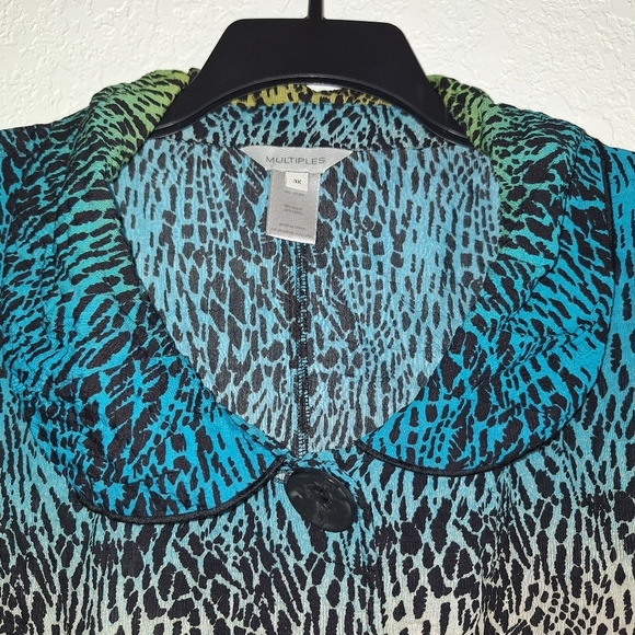 Multiples Plus Size 3X Crinkle Animal Print V-Neck 3/4 Sleeve Button Top - Picture 3 of 7